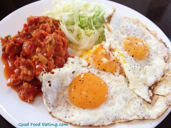 eggs,-chicken-salsa-and-lettuce